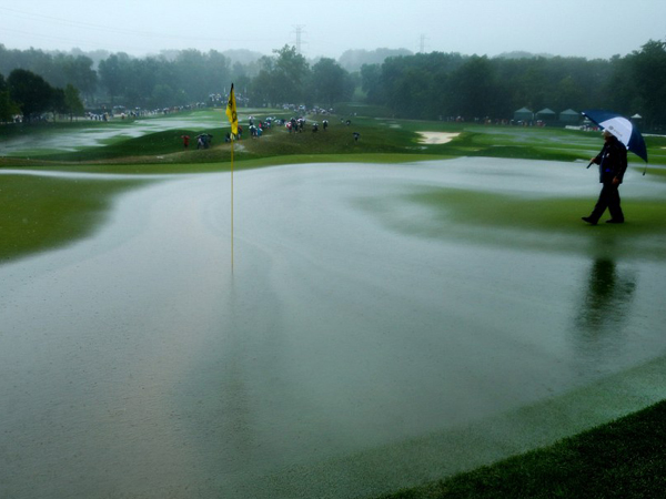 Duh, Pertandingan Golf Ini Ditunda Karena Lapangan yang Banjir!